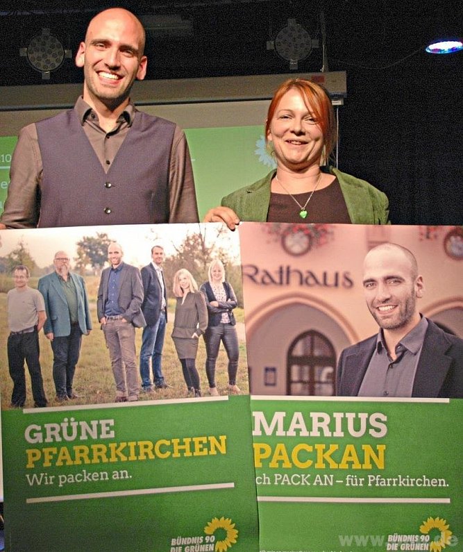 Zeigten nach der Nominierung die ersten Wahlplakate: Bürgermeisterkandidat Marius Packan und Kreisvorsitzende Mia Goller. −F.: wa